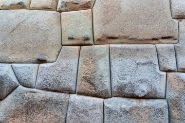Peru, Cusco 'daki Antik İnka Duvarı' nın tam olarak oyulmuş ve sıkıca yerleştirilmiş taşlarının detaylı bir görüntüsü.