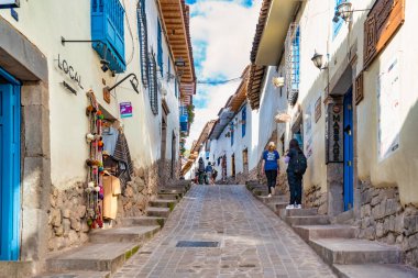 Cusco, Peru - 19 Mart 2025: Tarihi Plaza de Armas ve Barok tarzı İsa Cemiyeti (Iglesia de la Companiade Jesus) manzarası).