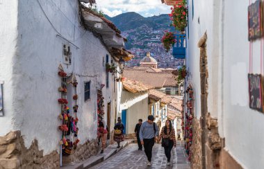 Cusco, Peru - 19 Mart 2025: Tarihi Plaza de Armas ve Barok tarzı İsa Cemiyeti (Iglesia de la Companiade Jesus) manzarası).