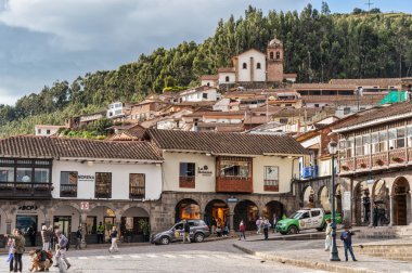 Cusco, Peru - 20 Mart 2025: Cusco Plaza de Armas 'ı çevreleyen binaların geleneksel İspanyol sömürge mimarisi