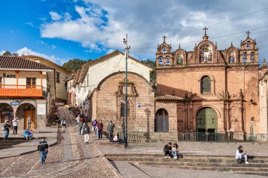 Cusco, Peru - 20 Mart 2025: Plaza de Armas 'daki Cusco Katedrali' nin yanındaki Templo de la Sagrada Familia ile görüntüle.