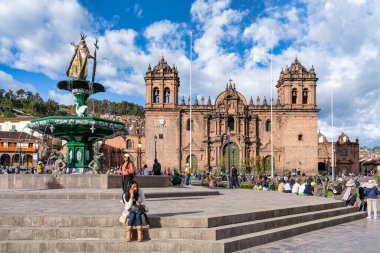 Cusco, Peru - 20 Mart 2025: Turistler ve yerel halk Plaza de Armas.l 'daki Tarihi Cusco Katedrali basamaklarında oturuyor ve yürüyor.