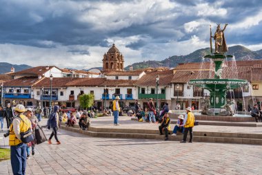 Cusco, Peru - 20 Mart 2025: Tarihi Plaza de Armas meydanında oturan ve yürüyen turist ve yerel halk