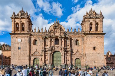Cusco, Peru - 20 Mart 2025: Plaza de Armas 'da bulunan tarihi Cusco Katedrali' nin (Baslica de la Virgen de la Asuncion) büyük cephesi