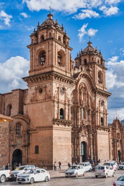 Cusco, Peru - 20 Mart 2025: Tarihi Plaza de Armas manzarası ve İsa Cemiyeti Barok tarzı Kilisesi (Iglesia de la Compania)