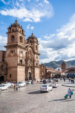 Cusco, Peru - 20 Mart 2025: Tarihi Plaza de Armas manzarası ve İsa Cemiyeti Barok tarzı Kilisesi (Iglesia de la Compania)