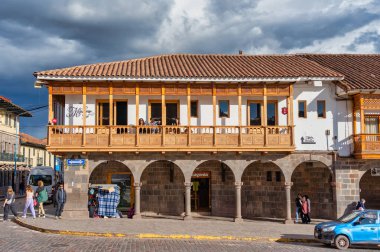 Cusco, Peru - 20 Mart 2025: Cusco 'nun göbeğindeki geleneksel ve tarihi koloni binaları (Plaza de Armas)