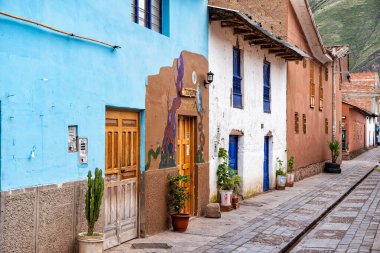Pisac, Peru - 20 Mart 2025: Pisac kasabasında dar, büyüleyici bir kaldırım taşı caddesi