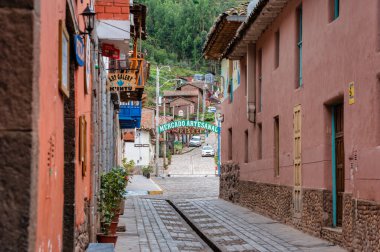 Pisac, Peru - 20 Mart 2025: Pisac Esnaf Pazarı 'nın (Mercado Artesanal).