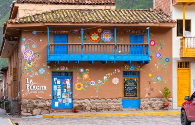 Pisac, Peru - 20 Mart 2025: Kutsal Vadi 'deki Pisac şehir meydanındaki renkli bir kafenin cephesi
