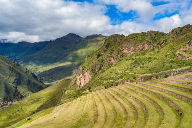 Pisac antik İnka arkeolojik sahasında dik dağ eteklerine inşa edilmiş tarımsal taş teraslarıyla manzara..