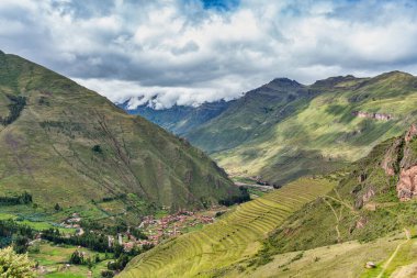 İnkalar 'ın Kutsal Vadisi' nin yemyeşil manzarasına bakan manzara. Pisac Arkeolojik Alanından Görünüm