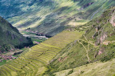 Pisac antik İnka arkeolojik sahasında dik dağ eteklerine inşa edilmiş tarımsal taş teraslarıyla manzara..