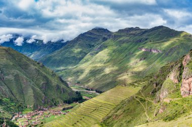 İnkalar 'ın Kutsal Vadisi' nin yemyeşil manzarasına bakan manzara. Pisac Arkeolojik Alanından Görünüm