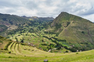 Peru 'nun Kutsal Vadisi' ndeki antik İnka arkeolojik alanı Pisac 'ın dik yamaçlarına inşa edilmiş tarımsal taş teraslarıyla manzara.