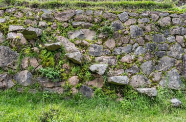 Antik İnka taş basamakları Peru 'daki Pisac Arkeoloji Parkı' nda bir tarımsal teras duvarına inşa edilmiş..