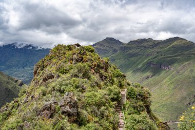Peru And Dağları 'ndaki Pisac arkeolojik bölgesinden kutsal vadiyle panoramik bir manzara sunan bir yürüyüş yolu..