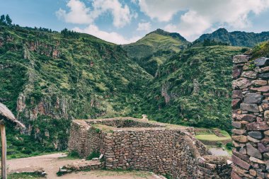Peru 'daki Pisac arkeoloji sahasının teraslı yamaçları boyunca Kutsal Vadi' ye bakan taş duvarlar..