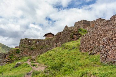 Peru 'daki Pisac arkeoloji sahasının teraslı yamaçları boyunca Kutsal Vadi' ye bakan taş duvarlar..