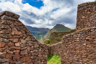 Peru 'daki Pisac arkeoloji sahasının teraslı yamaçları boyunca Kutsal Vadi' ye bakan taş duvarlar..