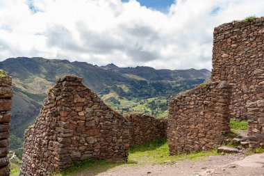 Peru 'daki Pisac arkeoloji sahasının teraslı yamaçları boyunca Kutsal Vadi' ye bakan taş duvarlar..