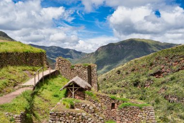 Peru And Dağları 'ndaki Pisac arkeolojik bölgesinden kutsal vadiyle panoramik bir manzara sunan bir yürüyüş yolu..