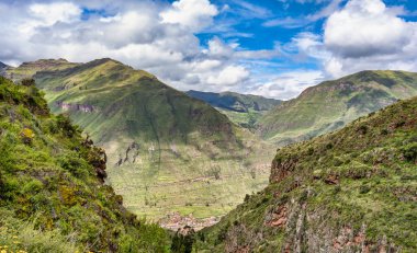 İnkalar 'ın Kutsal Vadisi' nin yemyeşil manzarasına bakan manzara. Pisac Arkeolojik Alanından Görünüm