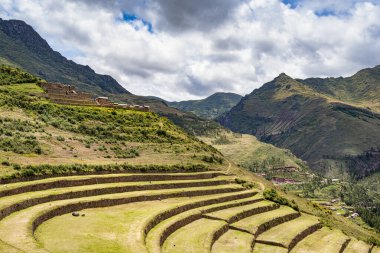 Peru 'nun Kutsal Vadisi' ndeki antik İnka arkeolojik alanı Pisac 'ın dik yamaçlarına inşa edilmiş tarımsal taş teraslarıyla manzara.
