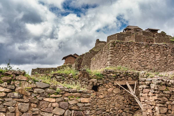 Peru 'daki Pisac arkeoloji sahasının teraslı yamaçları boyunca Kutsal Vadi' ye bakan taş duvarlar..