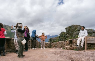 Pisac, Peru - 20 Mart 2025: Pisac arkeoloji sahasındaki Kutsal Vadi manzaralı bir grup turist