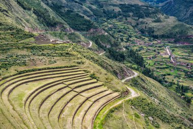 Peru 'nun Kutsal Vadisi' ndeki antik İnka arkeolojik alanı Pisac 'ın dik yamaçlarına inşa edilmiş tarımsal taş teraslarıyla manzara.