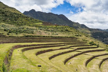Peru 'nun Kutsal Vadisi' ndeki antik İnka arkeolojik alanı Pisac 'ın dik yamaçlarına inşa edilmiş tarımsal taş teraslarıyla manzara.