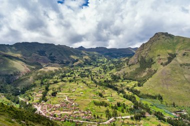 İnkalar 'ın Kutsal Vadisi' nin yemyeşil manzarasına bakan manzara. Pisac Arkeolojik Alanından Görünüm