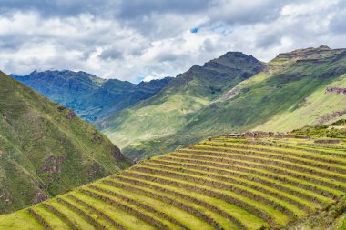 Kutsal Vadi 'deki antik İnka arkeolojik alanı Pisac' taki dik dağ eteklerine inşa edilmiş tarımsal taş teraslarıyla manzara.