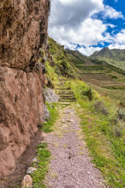 Peru 'nun Kutsal Vadisi' ndeki antik İnka arkeolojik alanı Pisac 'ın dik yamaçlarına inşa edilmiş tarımsal taş teraslarıyla manzara.