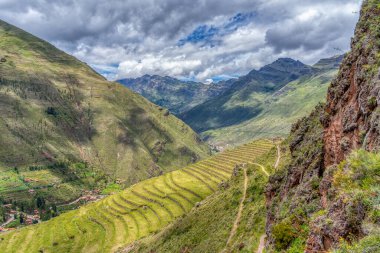 Kutsal Vadi 'deki antik İnka arkeolojik alanı Pisac' taki dik dağ eteklerine inşa edilmiş tarımsal taş teraslarıyla manzara.