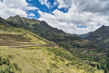Kutsal Vadi 'deki antik İnka arkeolojik alanı Pisac' taki dik dağ eteklerine inşa edilmiş tarımsal taş teraslarıyla manzara.
