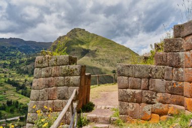 Peru 'daki Pisac arkeoloji sahasının teraslı yamaçları boyunca Kutsal Vadi' ye bakan taş duvarlar..