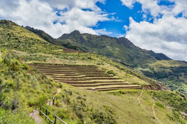 Peru And Dağları 'ndaki Pisac arkeolojik bölgesinden kutsal vadiyle panoramik bir manzara sunan bir yürüyüş yolu..