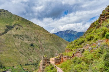 Peru And Dağları 'ndaki Pisac arkeolojik bölgesinden kutsal vadiyle panoramik bir manzara sunan bir yürüyüş yolu..