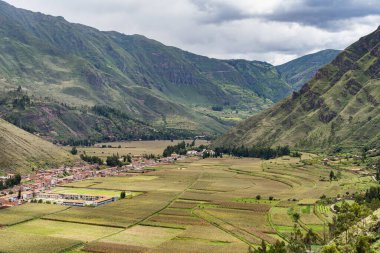 Peru 'nun kutsal vadisinde yer alan Pisac' taki tarım arazileri ve geleneksel tarım teraslarının havadan manzarası.