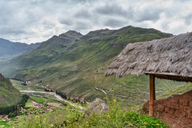 İnti Watana harabeleri, Pisac Arkeoloji Parkı 'ndan Peru' nun Kutsal Vadisi 'ndeki Pisac kasabasına kadar yürüyüş yolu boyunca uzanır.