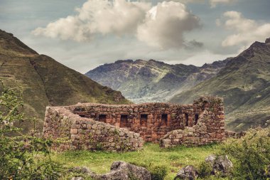 İnti Watana harabeleri, Pisac Arkeoloji Parkı 'ndan Peru' nun Kutsal Vadisi 'ndeki Pisac kasabasına kadar yürüyüş yolu boyunca uzanır.