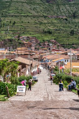 Pisac, Peru - 20 Mart 2025: Peru 'nun Kutsal Vadisi' ndeki tarihi Pisac köyünde dar bir kaldırım taşı caddesi