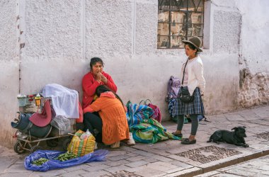 Pisac, Peru - 20 Mart 2025: Peru 'nun Pisac kentinde taze ürün satan yerli kadın