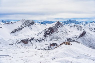 Peru 'daki Gökkuşağı Dağı olarak da bilinen Vinicunca Dağı' na giden yürüyüş yolundan Ausangate ve dean dağlarının karla kaplı olduğu manzaralı kış manzarası