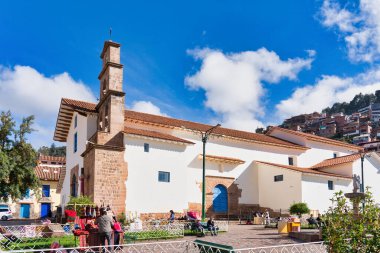 Cusco, Peru - 22 Mart 2025: San Blas (Templo del San Blas) tarihi kilisesinin dış görünüşü.