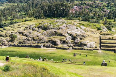 Cusco, Peru - 22 Mart 2025: Kutsal Vadi 'deki Cusco' ya tepeden bakan antik İnka Kalesi 'ni ziyaret eden turist grupları