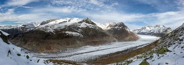 Panoramablick auf die Winterlandschaft. Aletschgletscher erstreckt sich durch Tal umgeben von schneebedeckten Bergen. — Stockfoto