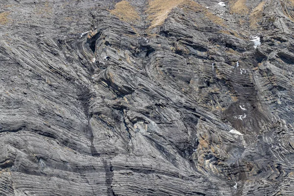 Diferentes camadas ou dobras em rocha alpina desenvolvidas durante a dobra dos sedimentos. — Fotografia de Stock